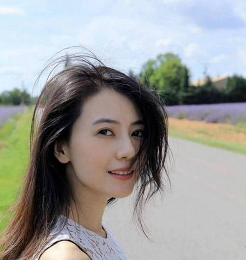 用“以2招做个有趣的女人”让男人死心塌地爱上你（如何用2个简单的方法打造自信、聪明、有趣的女人）
