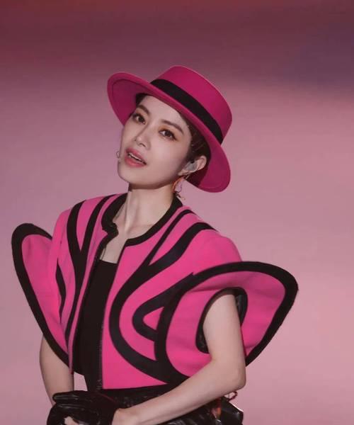 徐怀钰踏浪归来（唱红《我是女生》的歌手徐怀钰在音乐中探索女性意识与权益）