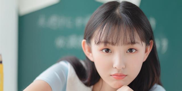 如何与心仪男生聊天（女生的聊天技巧和注意事项）