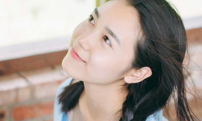 分手后如何挽回女生心（15个实用技巧让你重返她的心扉）