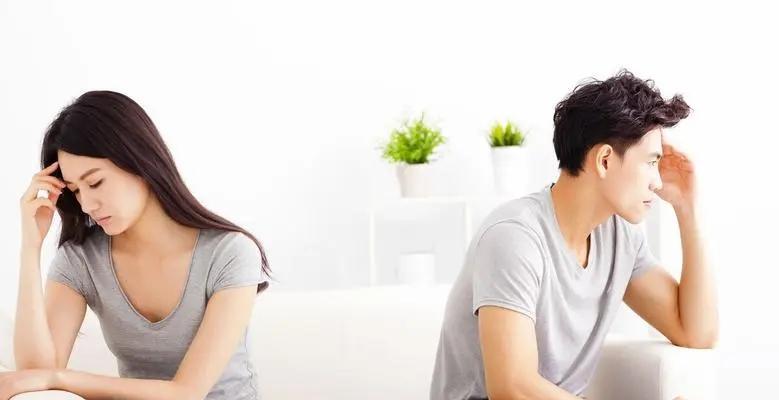 丈夫出轨，如何处理离婚？（婚姻危机，夫妻关系再次考验。丈夫出轨，如何化解危机？）