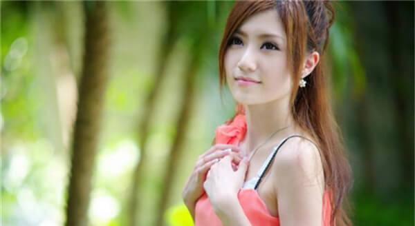 夸女生的正确方式（用真挚的赞美让女生更自信）
