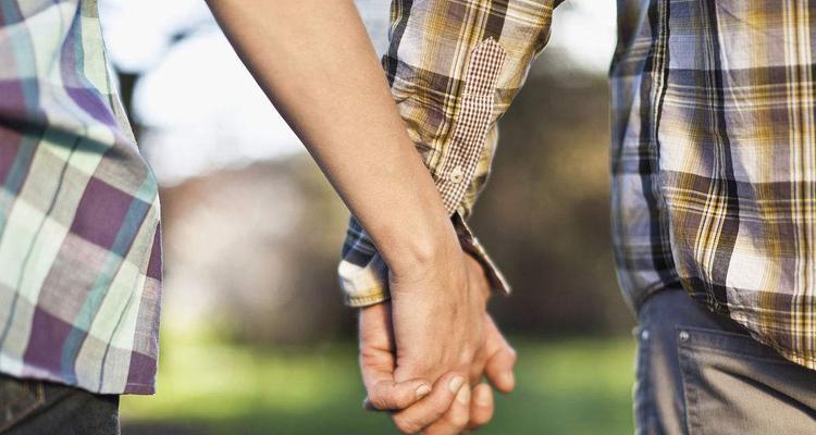 老婆突然出轨，该如何应对？（如何处理情感危机，修复婚姻关系？）
