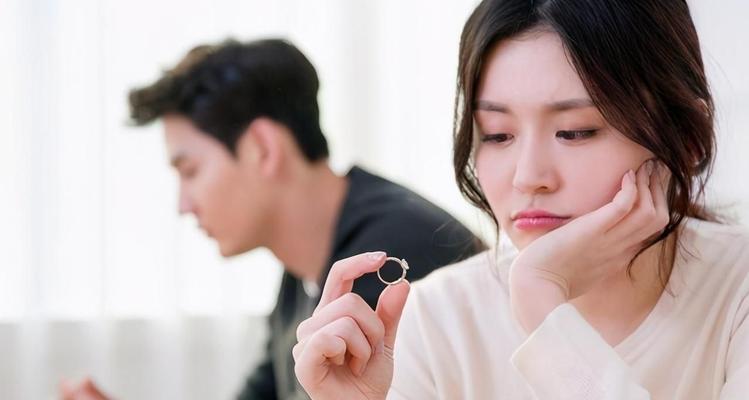 老公出轨，该不该离婚？（如何冷静应对，做出正确的决定）