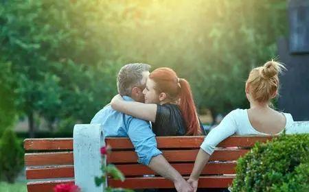 如何挽回出轨女人的心（男人必看的情感指南，实现爱情复苏的秘诀）