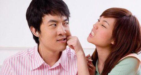 老公出轨离婚该怎么办？（应对出轨危机，重建婚姻信任）