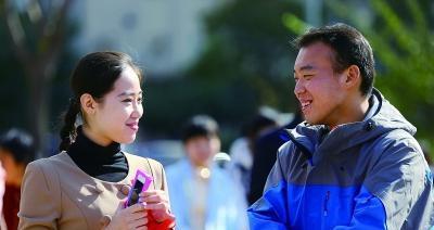 掌握搭讪艺术，与陌生女孩自如聊天（开场白神器，15个话题助你轻松展开对话）