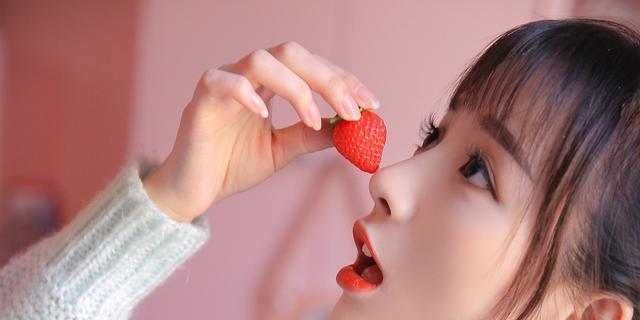 自然不做作的女生的三重特征（自然、真实、迷人——展现你最自然的一面）